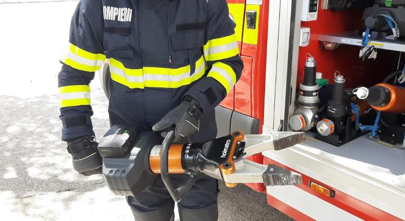 Pad rácsai közé szorult egy gyermek keze – A tűzoltók segítettek