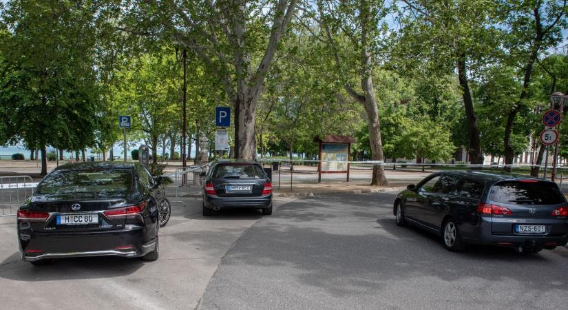 Árak, díjszabások – parkolási körkép a Balatonról: erre számíts a városokban, ha a magyar tenger az úti célod