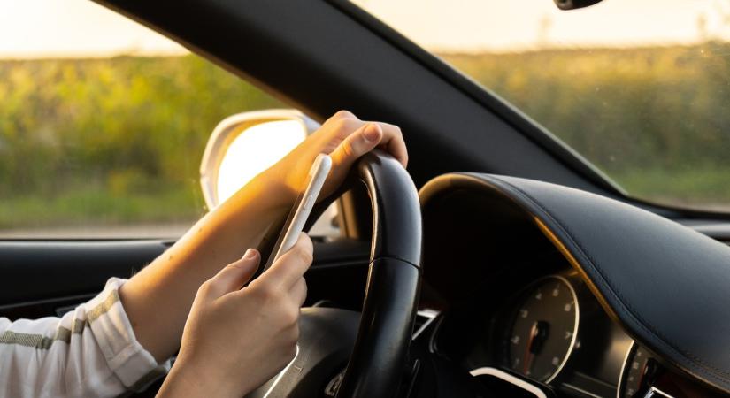 Jönnek az okoskamerák nem csak a sebességet, a vezetés közbeni mobilozást is felismerik – minden, amit a sofőröknek tudniuk kell róluk