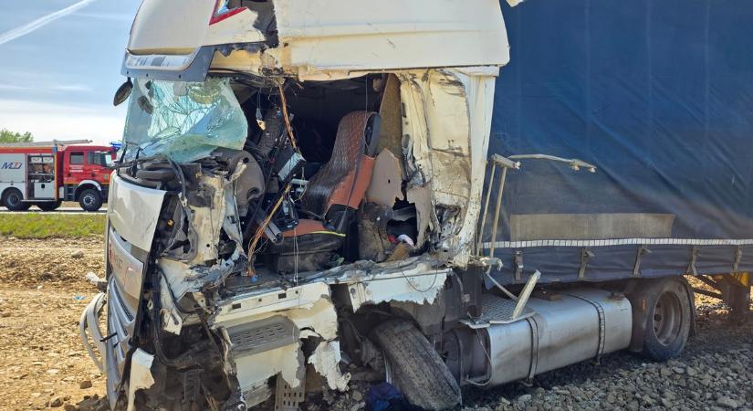 Brutális kamionbaleset a 49-esen: életveszélyes állapotban mentőhelikopter vitte el a sofőrt! (fotók)