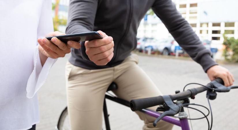 Sokkoló utcai támadás Kiskunhalason: erővel tépte ki a telefont a lány kezéből