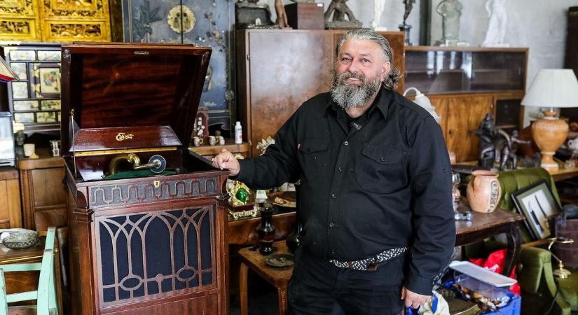 Kameránknak mutatta meg exkluzív kincseit a műtárgy-showman – fotók és videó