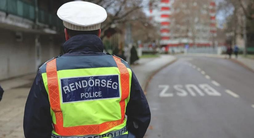 Hét rendőr érkezett a bejelentésre, majd őket bántalmazták verbálisan