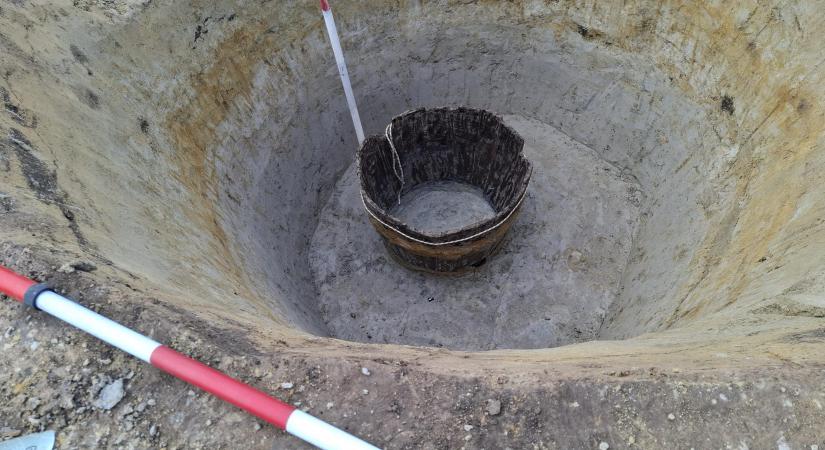 Évszázados titok egy kút mélyéről – különleges lelet az M1-es mellett