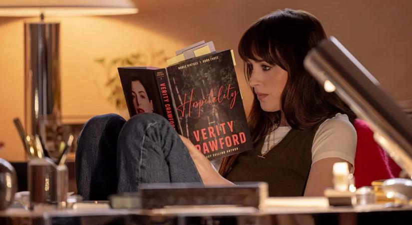 Verity: Dakota Johnson és Anne Hathaway csókja rosszul végződik a Velünk véget ér írójának új thrillerében, aminek az előzetese sok parás pillanatot ígér