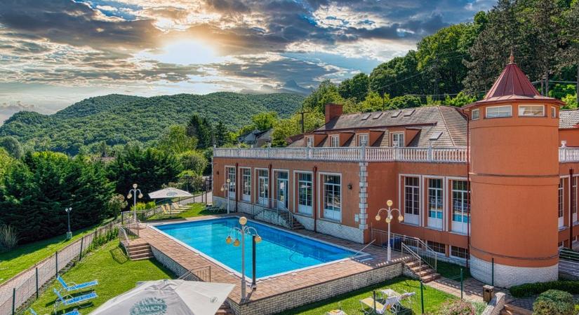 Folytatódik a szállodabotrány: benyelte az előleget az esztergomi hotel, aztán törölték a foglalást