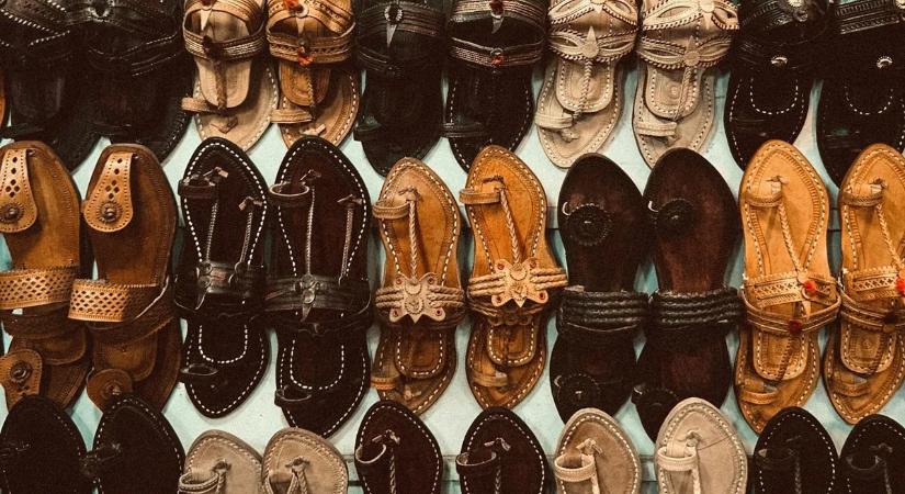 A Prada szandált visel: elképesztő botrányból kecmereg ki megint luxussal a márka