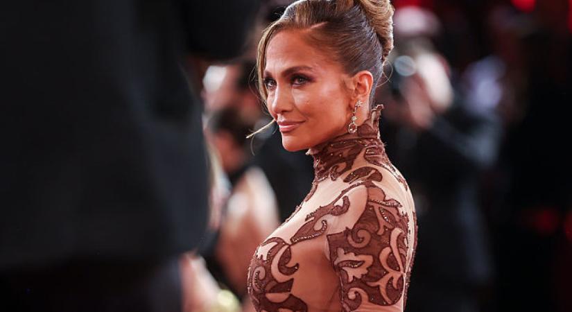 Kockahas 56 évesen? J-Lo friss képei ámulatba ejtik a világot