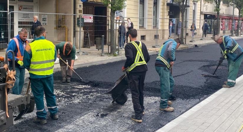 Vajon meddig tart a forgalomkorlátozás? Jó hír, már aszfaltozzák a belváros forgalmas utcáját (galéria)