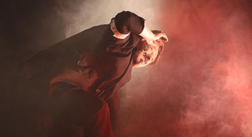 Harsányi Attila díjesővel kísért előadása lenyűgözte a miskolci közönséget – fotókkal