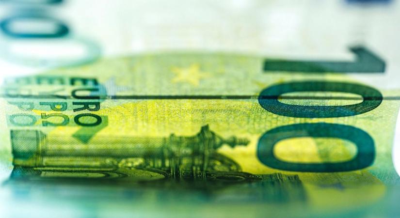 Sokan már a nyaralásra gondolhatnak a forint-euró árfolyam miatt, de jön a jegybanki döntés