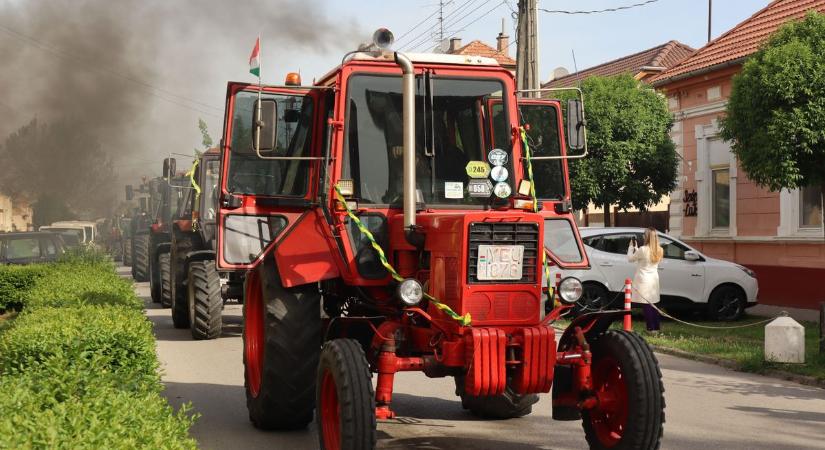 Traktorok menete verte fel a város csendjét – galériával