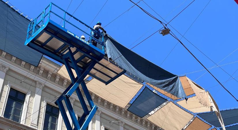 Megérkezett a nyárias hangulat: visszatértek a napvitorlák a Kárász utcára – videóval