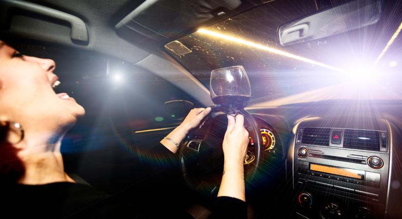 Az autópálya közepén parkolt le a részeg sofőr autója