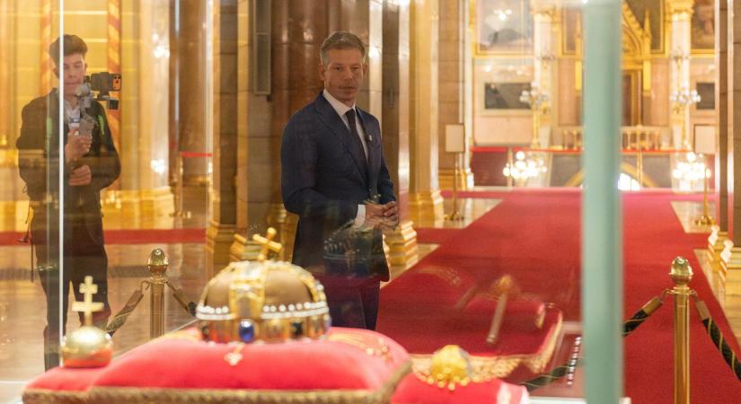 Orbán Viktor, Polt Péter, Kövér László és Varga Zs. András is tagja annak a testületnek, amely leszavazta, hogy a hivatali eskütételhez a plenáris ülésterembe vigyék a Szent Koronát