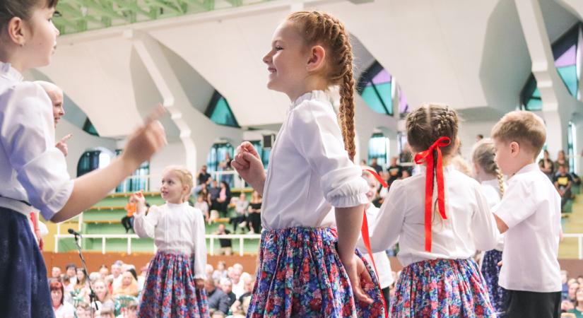 Pörgő szoknyák, csillogó szemek és vastaps: néptáncgálát tartottak a nagyatádi ovisok