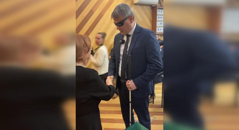 Átvette megbízólevelét Kátai-Németh Vilmos, egy Braille-írással készült példányt is kapott