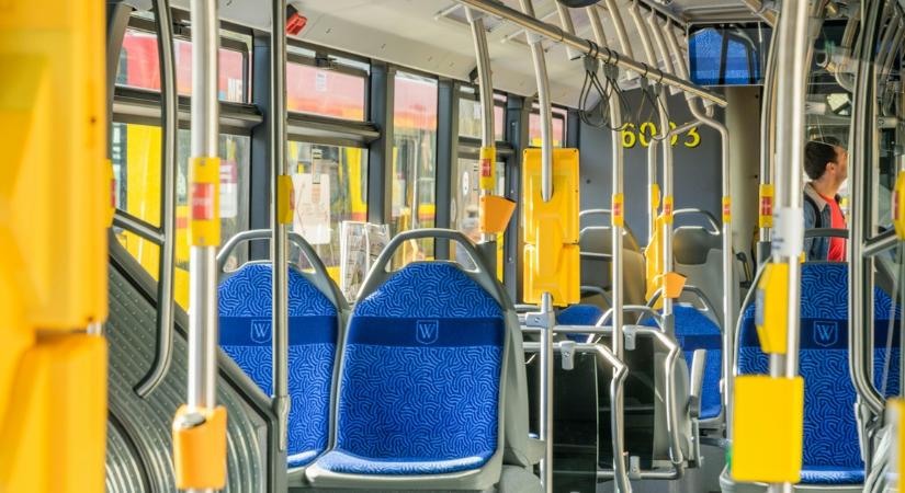 Kigyulladt egy busz Pásztó határában