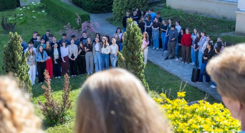 Dalban mondták el, mennyire szeretik a tanárokat, iskolájukat (galéria)