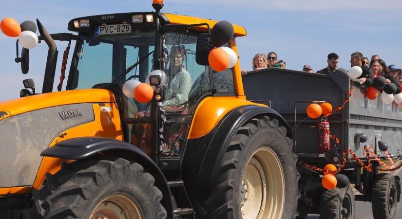 Lóerőkön dübörgött végig a Z-generáció Debrecen útjain a Balásházy traktoros ballagásán – fotókkal, videóval