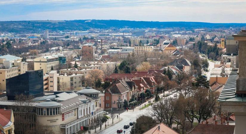 Hamarosan nagyot nézhetnek az egriek - új táblákat tesznek ki a bevezető utak mellé