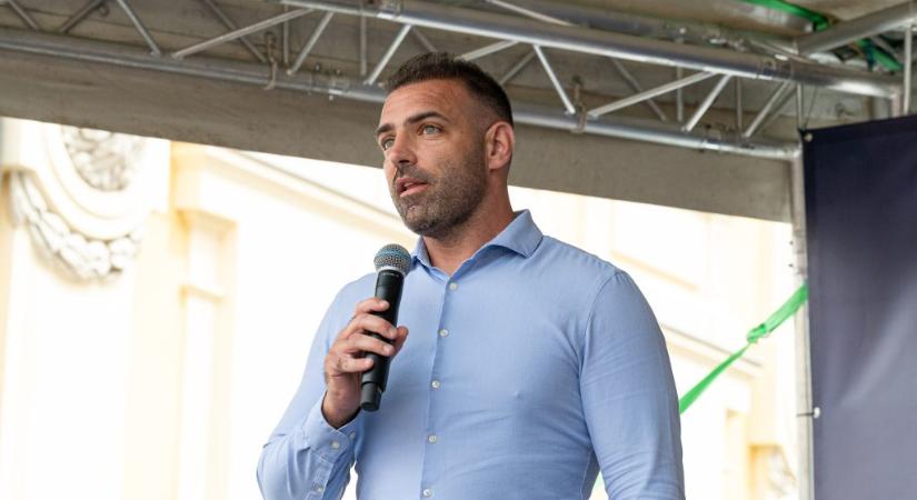 Zsidó szeretetkórház javára árverezi el az őt lejártató karlendítős plakátot Tárkányi Zsolt