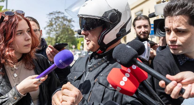 Kósa Lajos motorral, Orbán Balázs zsebre tett kézzel, Kubatov Gábor kisbusszal – képeken a Fidesz választmányi ülése