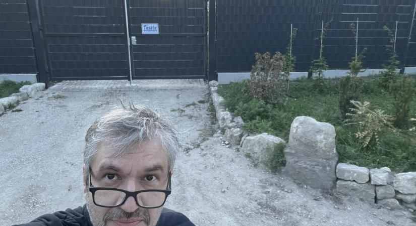 Hadházy Ákos megnézte, hogy tényleg kamionokkal pakolják-e ki az Orbán-féle hatvanpusztai birtokot