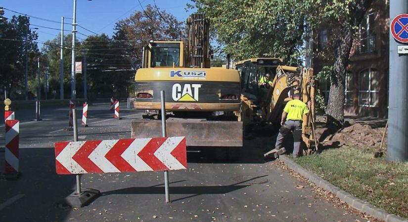 Hétfőtől nem a megszokott módon közlekedhetünk a Petőfi térnél