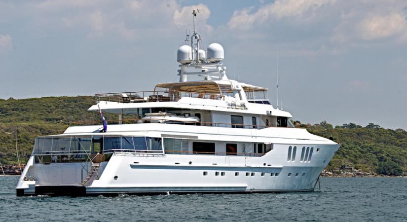 A blokád ellenére orosz szuperjacht kelt át a Hormuzi-szoroson