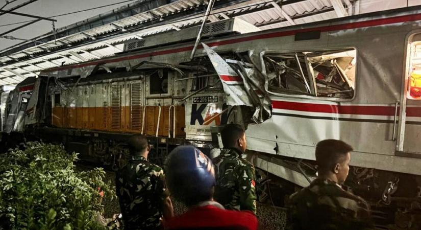 Vonatok ütköztek Indonéziában: 14 ember meghalt, több mint 80 megsérült