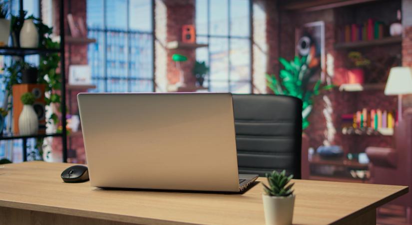 Körömlakkos trükkel szimulálta a munkát a dolgozó – fegyelmi eljárás alá került