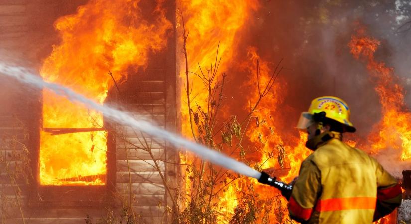 Percek alatt elharapóztak a lángok a száz négyzetméteres épületben Zákányszék közelében