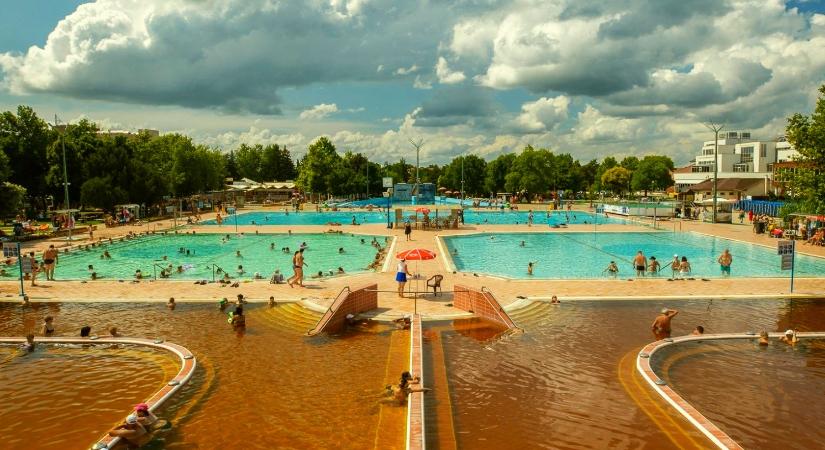 Strandnyitások, sztárfellépők és éjszakai fürdőbulik a május 1-jei hétvégén