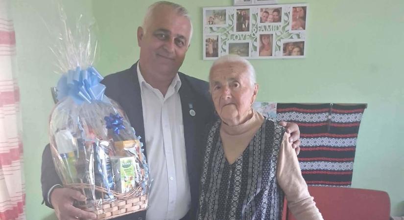 Különleges születésnapot ünnepelt a nyírábrányi Piroska néni, még a polgármester is meglátogatta!