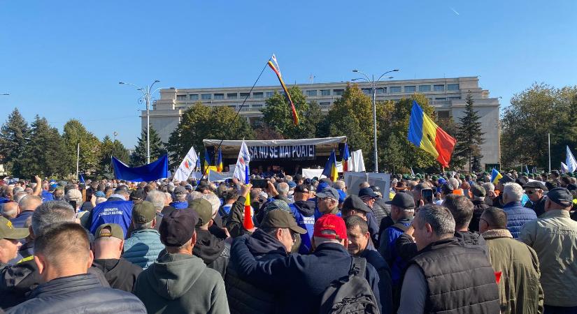 A kormány megszorító intézkedései ellen tüntetett mintegy ezer szakszervezetis