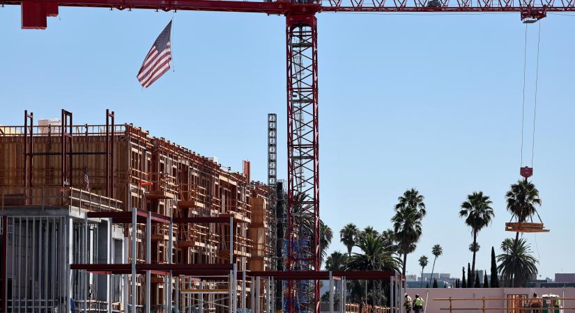 Beütött a pánik az építőiparban: az új szabály miatt tömegesen állítják le a beruházásokat Amerikában