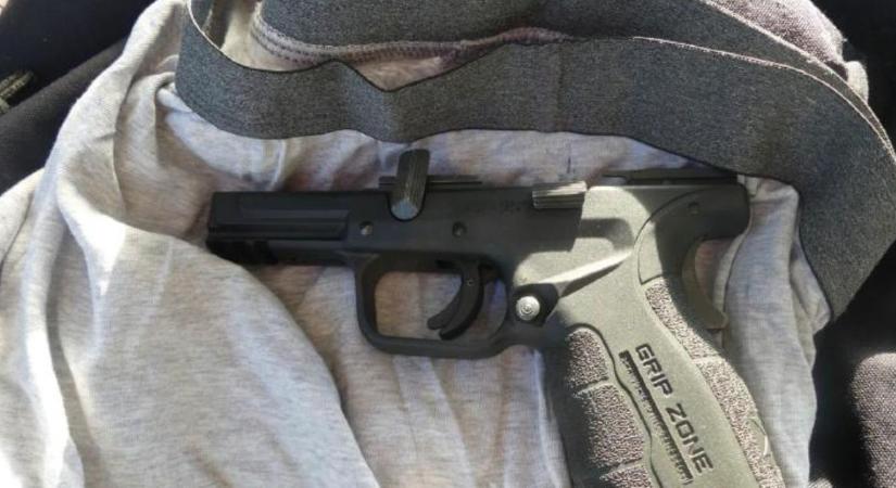 Amerikából hozott halálcsomag: nem hétköznapi dolgokat találtak a röszkei határon egy török férfi autójában