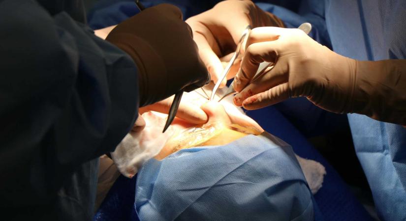 Végzetes arcplasztika: vizsgálják az esztétikai beavatkozás nyomán elhunyt nő ügyét