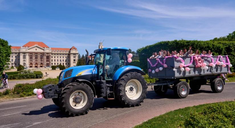 Traktordübörgés és 10 000 lóerő: így búcsúztak a Balásházy végzősei