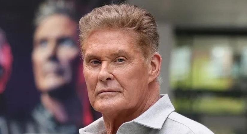 Sokkoló fotók David Hasselhoffról – Járókerettel fotózták le a Baywatch sztárját