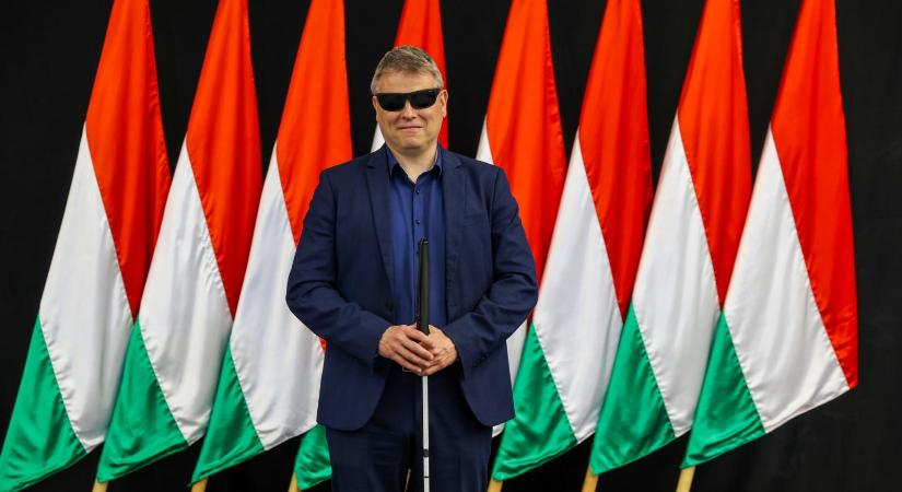 Átvette képviselői megbízólevelét Kátai-Németh Vilmos, Braille-írással is kapott egy példányt