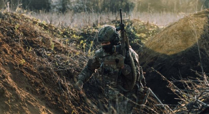 Maximum 40 nap: a katonai ombudsman azt javasolja, hogy frissítsék a frontvonalban harcoló katonákra vonatkozó utasításokat