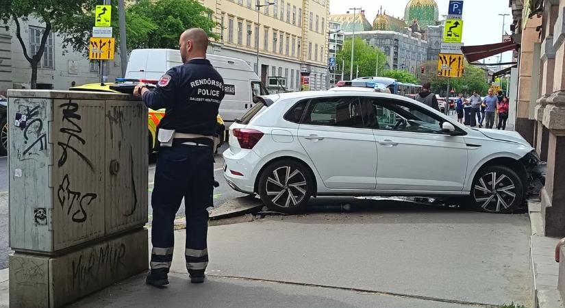 Brutális baleset az Üllői úton: korlátot átszakítva csapódott falnak a Volkswagen