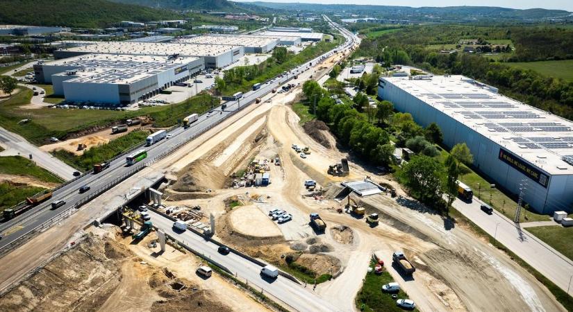 Jól halad az M1-es bővítése: célegyenesben a biatorbágyi csomópont átépítése