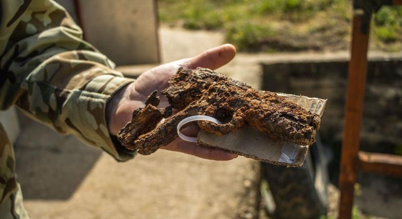 A huszadik század elején gyártott pisztolyt találtak a kecskeméti Rudolf Kertben