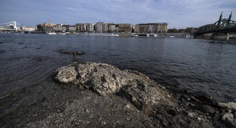 Annyira kevés a víz a Dunában, hogy megint felbukkant az Ínség-szikla