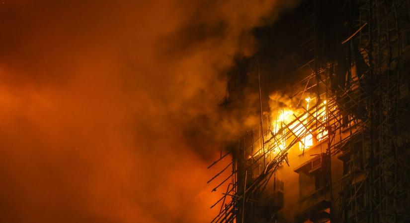 Kigyulladt egy épület Pápán: a tűzoltók most is küzdenek a lángokkal