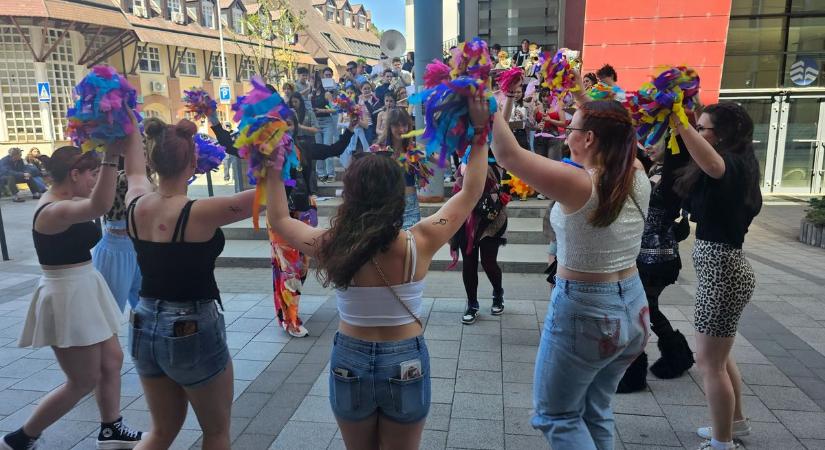 Őrült jelmezek, karneváli hangulat: letarolta a belvárost a Kodály bolondballagása – fotókkal, videóval