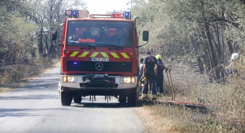 Felcsaptak a lángok Hajdú-Bihar határában, két vármegyéből érkeznek oltani a tüzet!